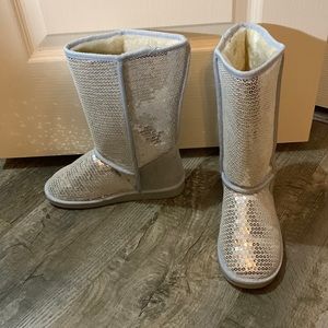 Sequence grey fuzzy boots